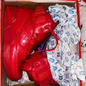 Men’s Patrick Ewing size 5 in men but 3.5 in women. Brand new never been worn.